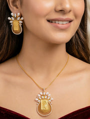 Mona Ginni Pendant Set
