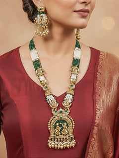 Close-up of a woman wearing an ornate traditional Dark Green Rajwadi gold Long jewellery set and earrings with Pearls, Hydro Crystal and Bandhai Work. Woman styled in a royal Rajwadi artificial necklace set for a traditional Indian wedding.
Woman wearing a bridal Rajwadi necklace for a reception function.