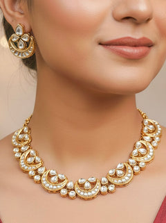 Close-up of a woman wearing an ornate traditional (Gold Polish) Collar Kundan jewellery set and earrings with Kundan. Wedding guest wearing a lightweight Kundan necklace for a festive function. Festive saree styling with a premium artificial Kundan necklace.
