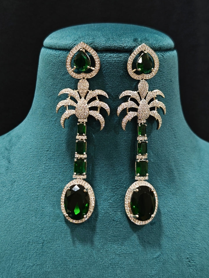 Close-up of an ornate Western (Silver Polish) Collar jewellery set and earrings with American Diamond and Green Colored Stones. Party wear outfit completed with a lightweight American diamond necklace. Model wearing a lightweight American diamond necklace perfect for long wedding functions.
Close-up of a bridal look featuring an anti-tarnish American diamond artificial necklace.