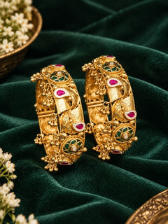 Maitreyi Bangle set