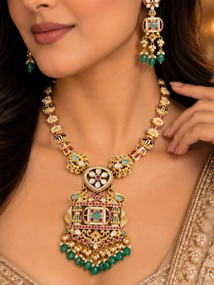 Vapika Necklace Set