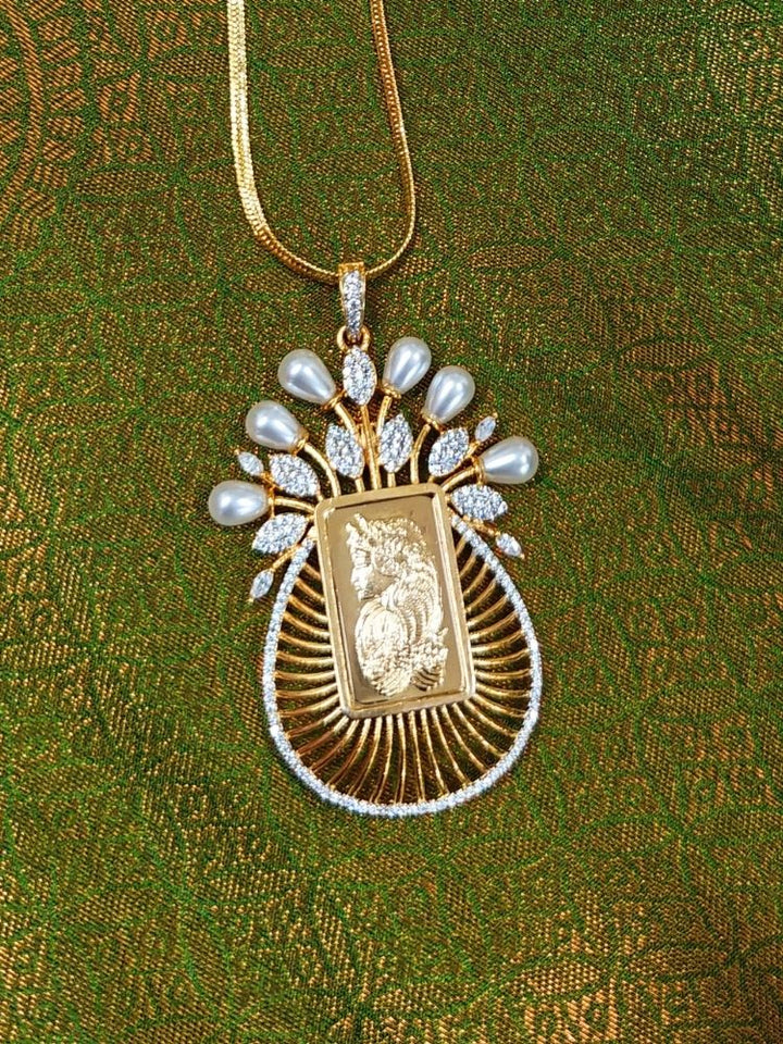 Mona Ginni Pendant Set