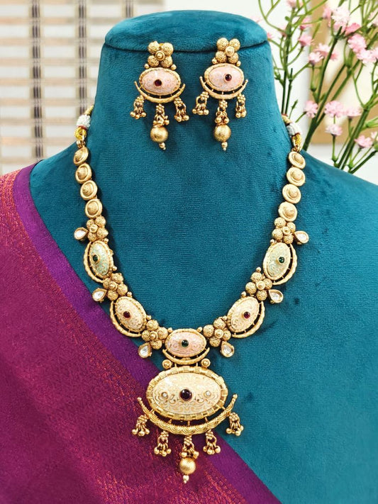 Shuchi Necklace Set