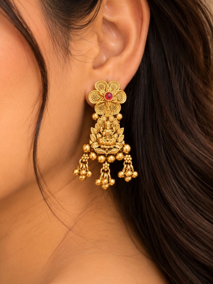Shree gold earrings close-up – temple-style gold drop earrings with ghungroo beads, matching the pendant set