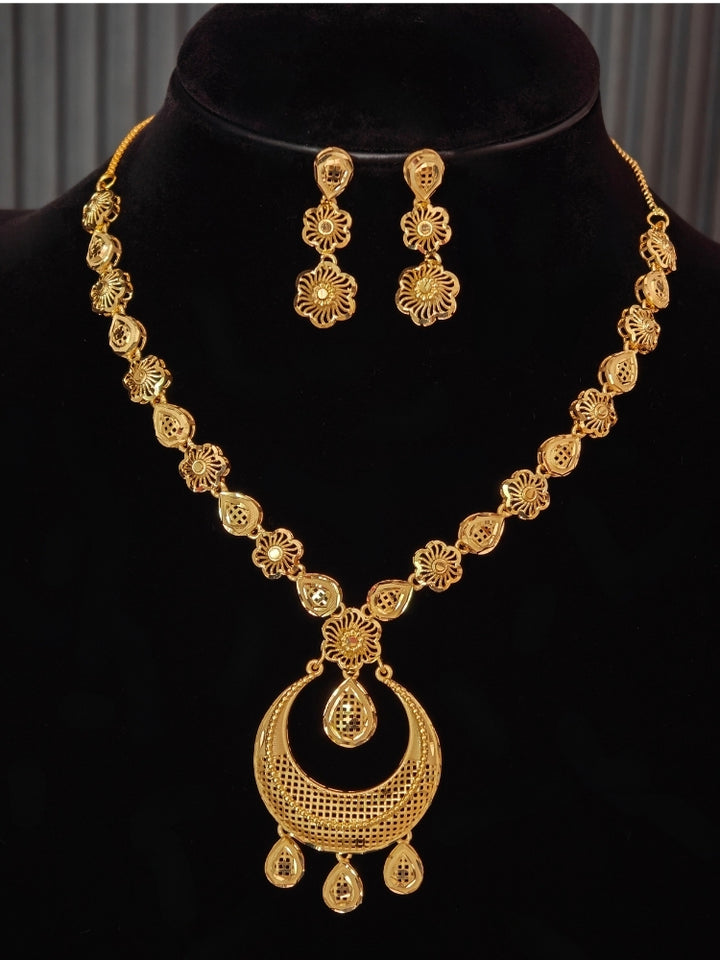 Hemakirti Necklace Set