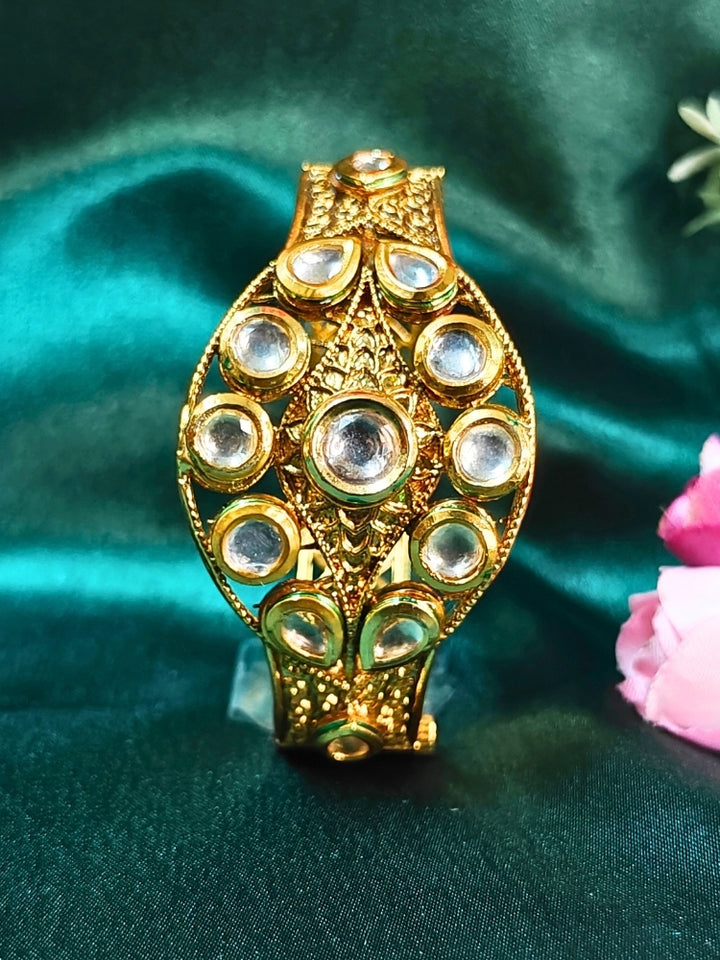 Close-up of an ornate traditional (Gold Polish) Bracelet with Kundan. Close-up of a high-quality imitation Kundan bracelet for festive wear. Wedding guest wearing a minimal artificial Kundan bracelet. Perfect for Wedding function and Festive.
