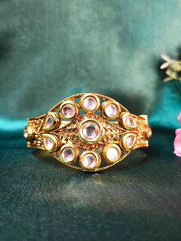 Close-up of an ornate traditional (Gold Polish) Bracelet with Kundan. Close-up of a high-quality imitation Kundan bracelet for festive wear. Wedding guest wearing a minimal artificial Kundan bracelet. Perfect for Wedding function and Festive.