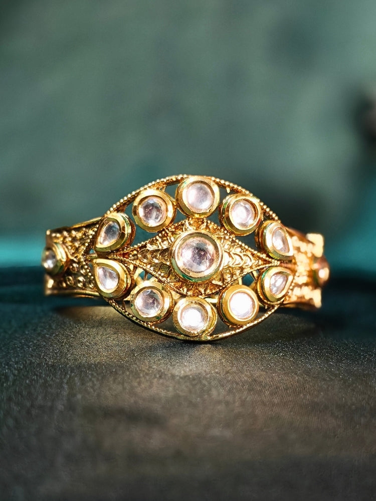 Close-up of an ornate traditional (Gold Polish) Bracelet with Kundan. Close-up of a high-quality imitation Kundan bracelet for festive wear. Wedding guest wearing a minimal artificial Kundan bracelet. Perfect for Wedding function and Festive.