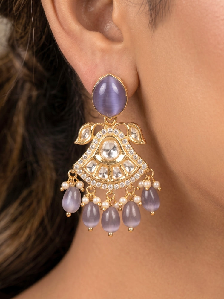 Close-up of a woman wearing an ornate traditional (Gold Polish) Lilac Choker jewellery set and earrings and maangtikka with Polki, Tumble Beads and Lilac Colored Stones. Woman wearing trending Polki artificial jewelry for the wedding season in India. Festive celebration look completed with premium imitation Polki jewelry.