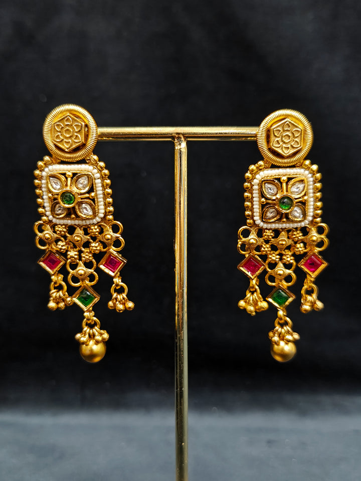 Close-up of an ornate traditional Rajwadi gold Choker jewellery set and earrings with Brass, Stones, Pearls and Bandhai Work. Festive look completed with a luxury Rajwadi imitation necklace. Close-up of a premium Rajwadi artificial necklace under 10000. Perfect Rajwadi necklace set for weddings and festivals.