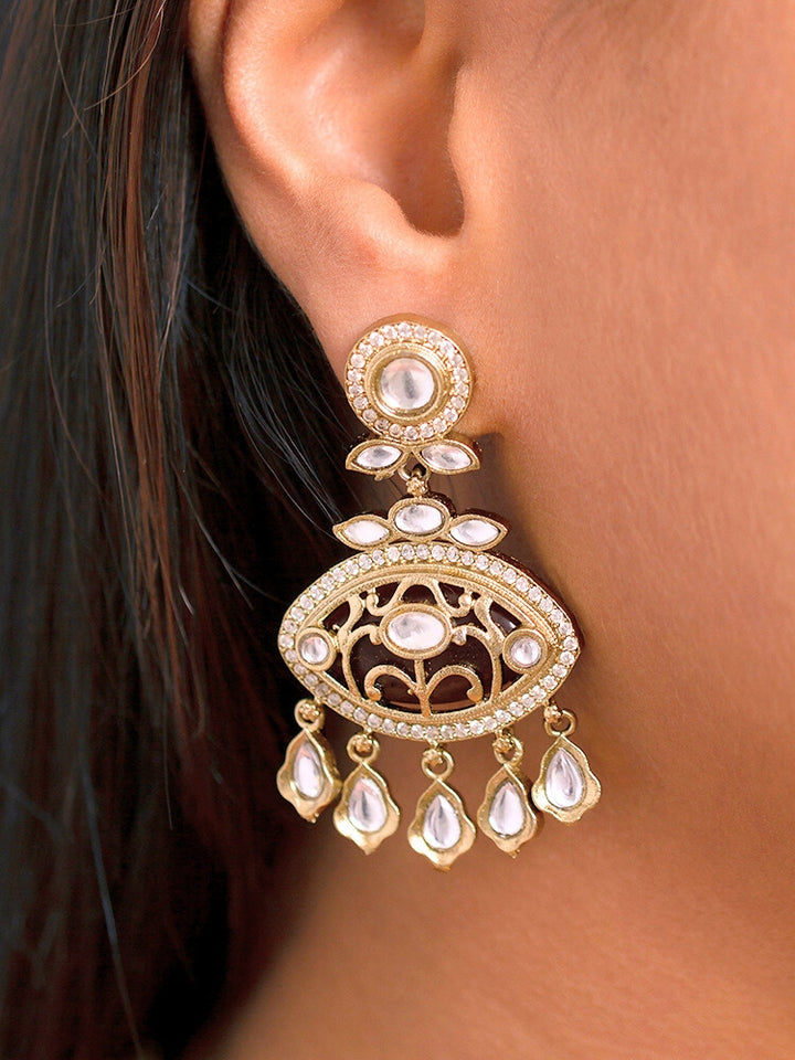 Close-up of a woman wearing an ornate traditional (Mehendi Polish Antique Finish) Dark Purple Collar jewellery set and earrings with Kundan, Monalisa Stone, Colored Stones and American Diamond. Woman wearing trending Kundan artificial jewelry for wedding season in India. Festive Diwali outfit paired with a premium Kundan jewelry piece.