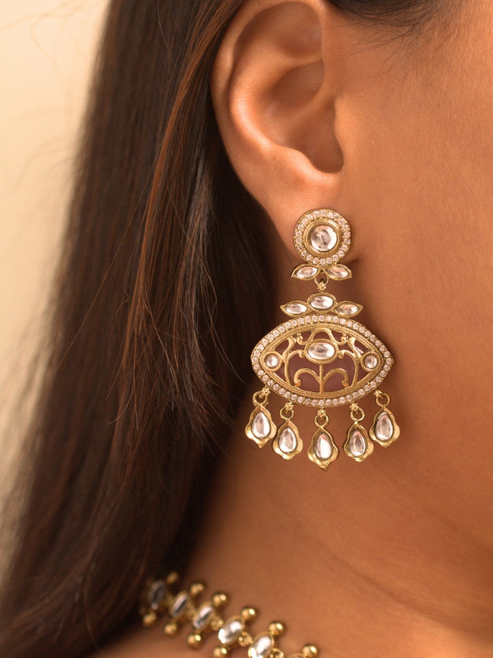 Close-up of a woman wearing an ornate traditional (Mehendi Polish Antique Finish) Lilac Collar jewellery set and earrings with Kundan, Monalisa Stone, Colored Stones and American Diamond. Woman wearing trending Kundan artificial jewelry for wedding season in India. Festive Diwali outfit paired with a premium Kundan jewelry piece.