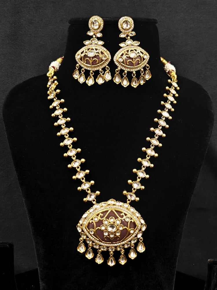 Close-up of an ornate traditional (Mehendi Polish Antique Finish) Lilac Collar jewellery set and earrings with Kundan, Monalisa Stone, Colored Stones and American Diamond. A trending Kundan artificial jewelry for wedding season in India. Festive Diwali outfit paired with a premium Kundan jewelry piece.