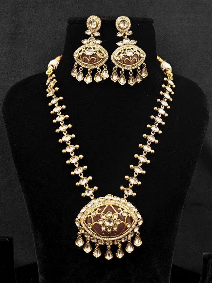 Close-up of an ornate traditional (Mehendi Polish Antique Finish) Lilac Collar jewellery set and earrings with Kundan, Monalisa Stone, Colored Stones and American Diamond. A trending Kundan artificial jewelry for wedding season in India. Festive Diwali outfit paired with a premium Kundan jewelry piece.