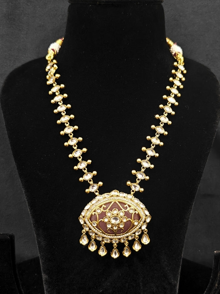 Close-up of an ornate traditional (Mehendi Polish) Lilac Collar jewellery set and earrings with Kundan, Monalisa Stone, Colored Stones and American Diamond. A trending Kundan artificial jewelry for wedding season in India. Festive Diwali outfit paired with a premium Kundan jewelry piece.