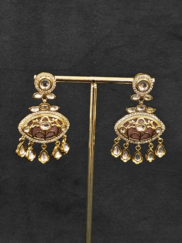 Close-up of an ornate traditional (Mehendi Polish Antique Finish) Lilac Collar jewellery set and earrings with Kundan, Monalisa Stone, Colored Stones and American Diamond. A trending Kundan artificial jewelry for wedding season in India. Festive Diwali outfit paired with a premium Kundan jewelry piece.