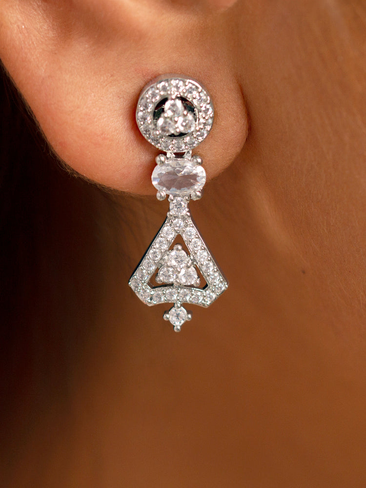 A woman showcasing a beautiful artificial diamond necklace and earrings set, ideal for festivals, family gatherings, and special celebrations in India. This elegant diamond jewelry provides the perfect blend of sparkle and tradition, with a modern twist.