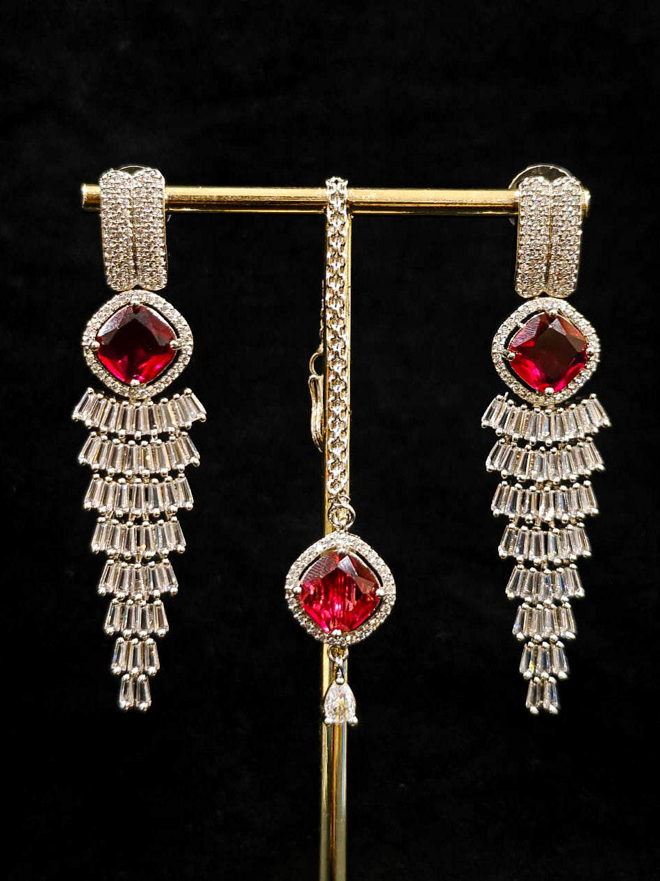 Close-up of an ornate Western Silver Diamond Collar jewellery set, earrings and Mangtikka with American Diamond and Red Color Stone. Close-up of a Wedding, Reception look featuring a premium American diamond necklace.