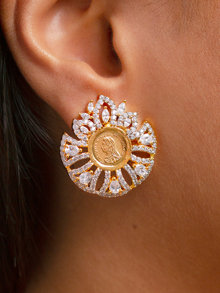 Close-up of a woman wearing an ornate Indo-western gold Diamond Ginni Pendant set and earrings with American Diamonds. Close-up of a cocktail party look featuring a premium American diamond Ginni Pendant Set. Party wear outfit completed with a lightweight American diamond Ginni  Pendant Set.