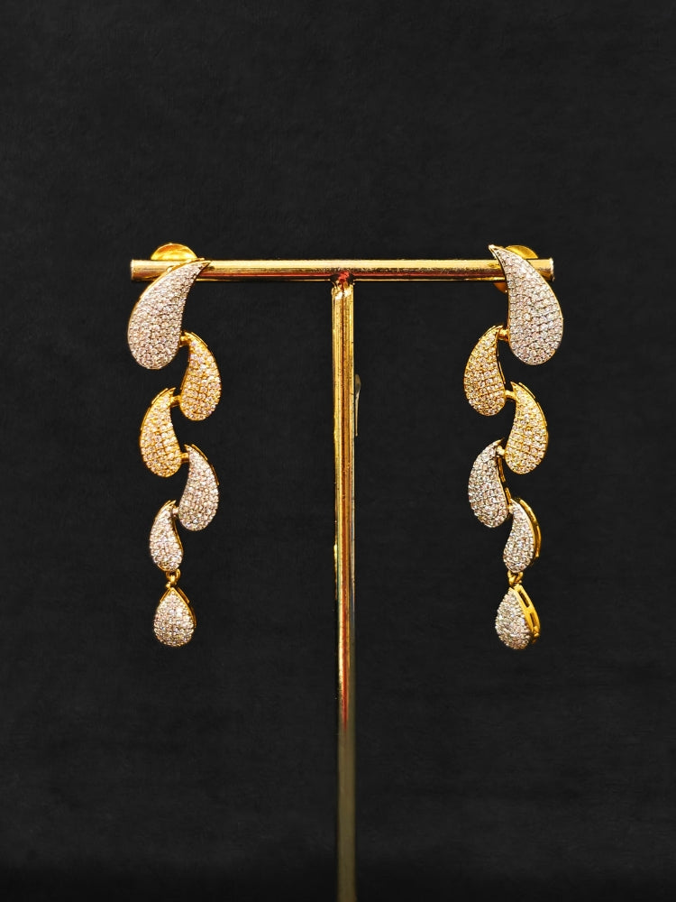 Close-up of a sparkling artificial leaf designer diamond necklace and diamond earrings set, designed to offer a radiant, elegant look for any formal occasion or Indian wedding. This affordable diamond jewelry provides a flawless, luxurious alternative to natural diamonds.