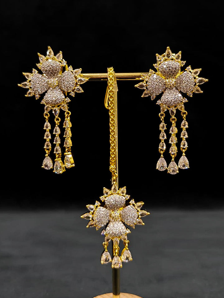 A glamorous artificial diamond necklace paired with chic earrings and maangtikka, perfect for bridal wear. This high-quality artificial diamond jewelry set. Close-up of a cocktail party look featuring a premium American diamond necklace.