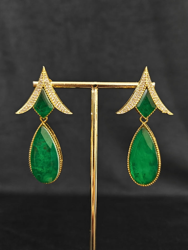 A glamorous artificial diamond and green colored stone and kudan polki necklace paired with chic earrings, perfect for bridal wear. This high-quality artificial diamond jewelry set is the ideal choice for modern brides looking for a budget-friendly option with timeless sparkle."