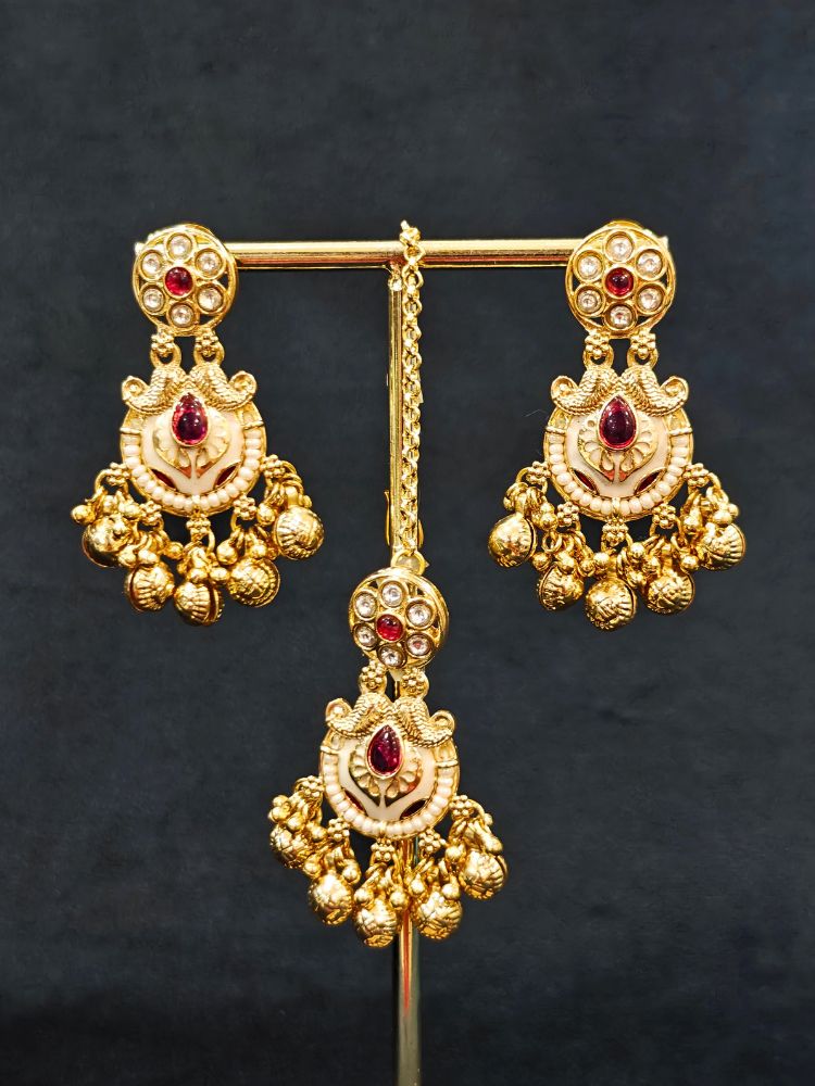 Close-up of an ornate traditional Ruby Pink Meenakari gold Choker jewellery set and earrings and maangtikka with Colored Stones, Pearls, Meenakari, Kundan and Crystal Beads. Festive Diwali outfit paired with a colorful Meenakari necklace. Close-up of detailed enamel craftsmanship in Meenakari jewelry.