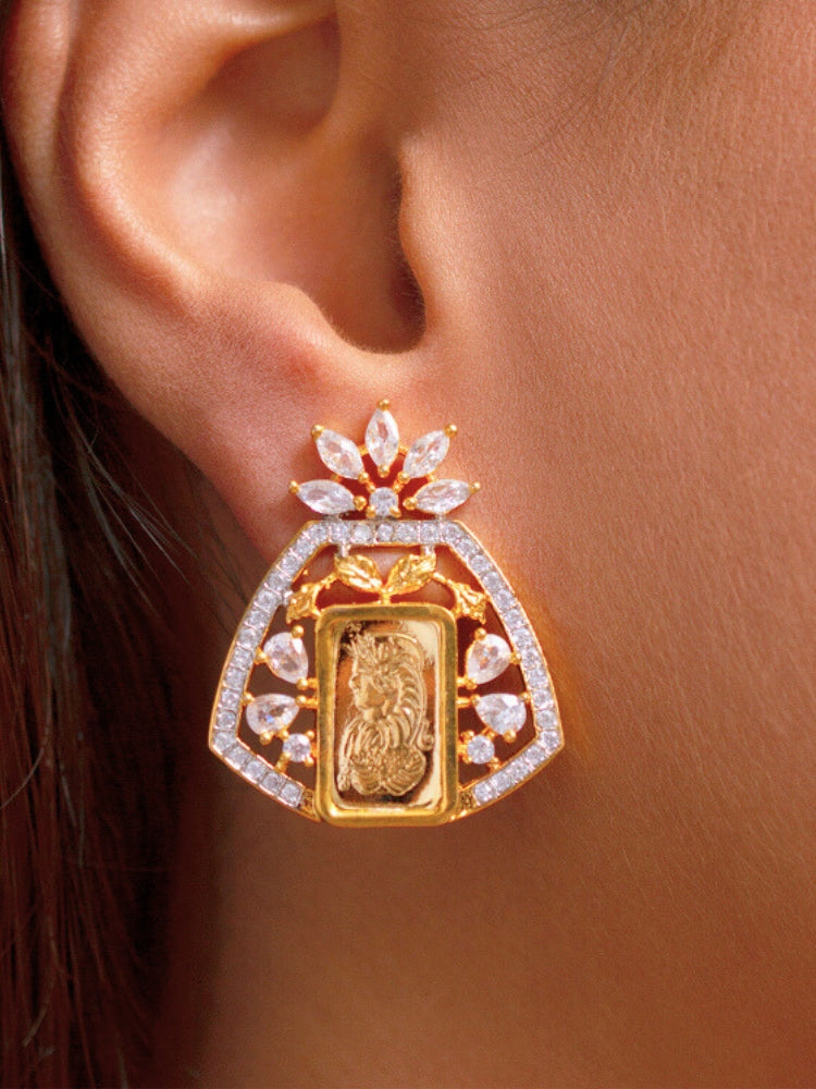 Close-up of a woman wearing an ornate Indo-Western gold Diamond Ginni Pendant set and earrings with American Diamonds. Elegant festive look with a high-quality imitation American diamond Ginni Pendant  set. Party wear outfit completed with a lightweight American diamond Ginni Pendant Set.