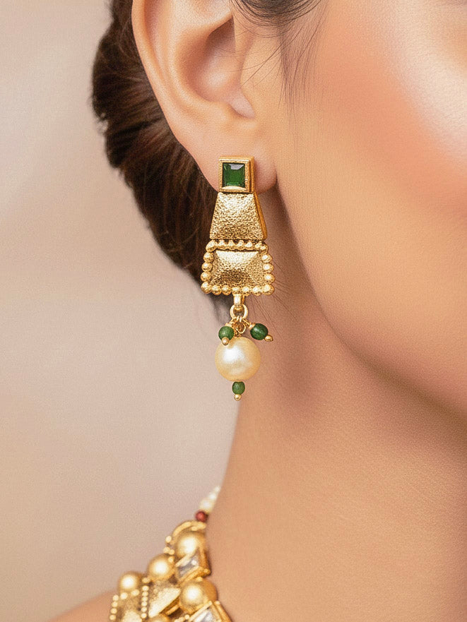 Close-up of a woman wearing an ornate traditional Green Rajwadi gold Collar jewellery set and earrings  with  Colored Stone and Kundan. Festive Diwali outfit enhanced with a Rajwadi artificial necklace. Close-up of a premium Rajwadi artificial necklace under 10000.