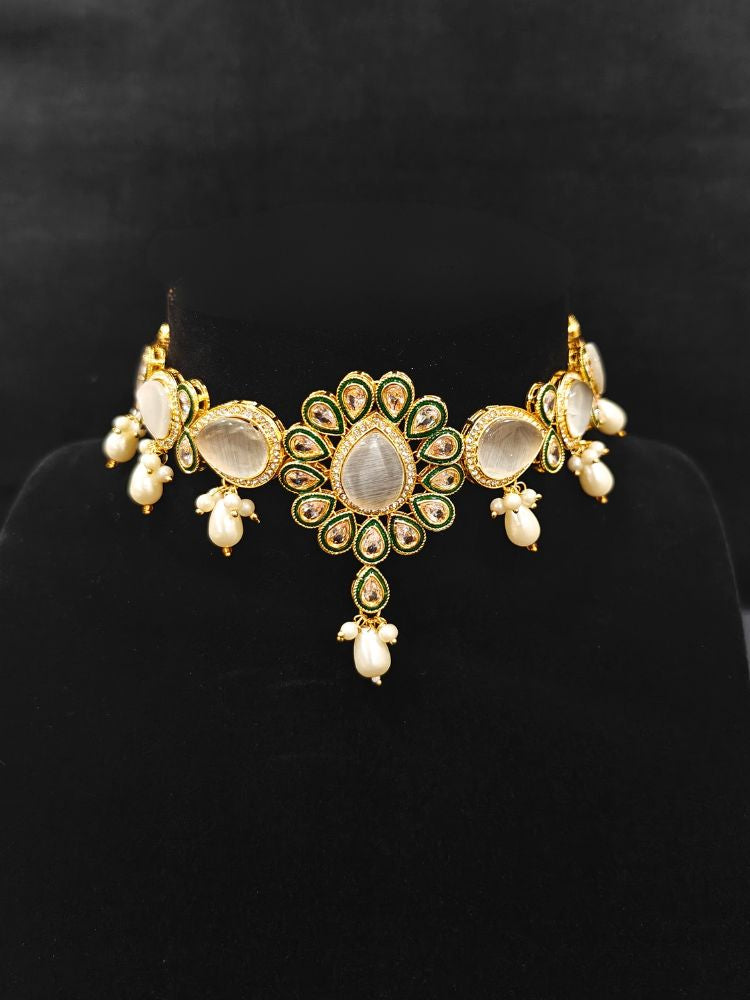 Close-up of an ornate traditional Grey Choker jewellery set and earrings and maangtikka with Kundan, Monalisa Stone, American Diamonds, Beads and Reverse American Diamonds and tumble stones. A graceful woman wearing a trending Colored Stone necklace for a 2026 wedding celebration. Elegant wedding jewelry look featuring a premium artificial Colored Stone necklace.