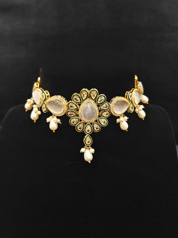 Close-up of an ornate traditional Grey Choker jewellery set and earrings and maangtikka with Kundan, Monalisa Stone, American Diamonds, Beads and Reverse American Diamonds and tumble stones. A graceful woman wearing a trending Colored Stone necklace for a 2026 wedding celebration. Elegant wedding jewelry look featuring a premium artificial Colored Stone necklace.