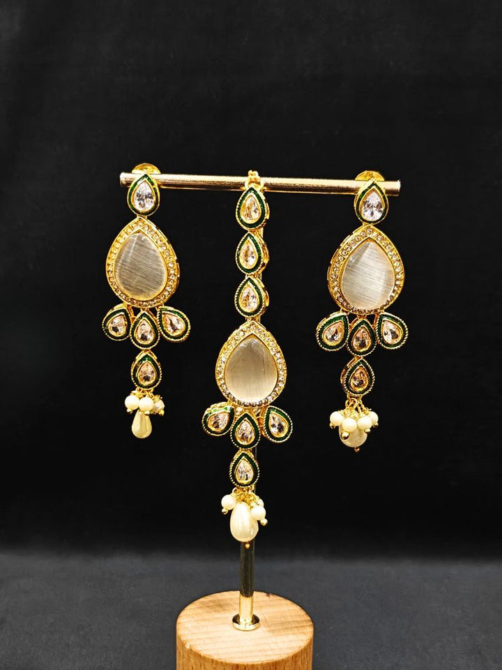 Close-up of an ornate traditional Grey Choker jewellery set and earrings and maangtikka with Kundan, Monalisa Stone, American Diamonds, Beads and Reverse American Diamonds and tumble stones. A graceful woman wearing a trending Colored Stone necklace for a 2026 wedding celebration. Elegant wedding jewelry look featuring a premium artificial Colored Stone necklace.
