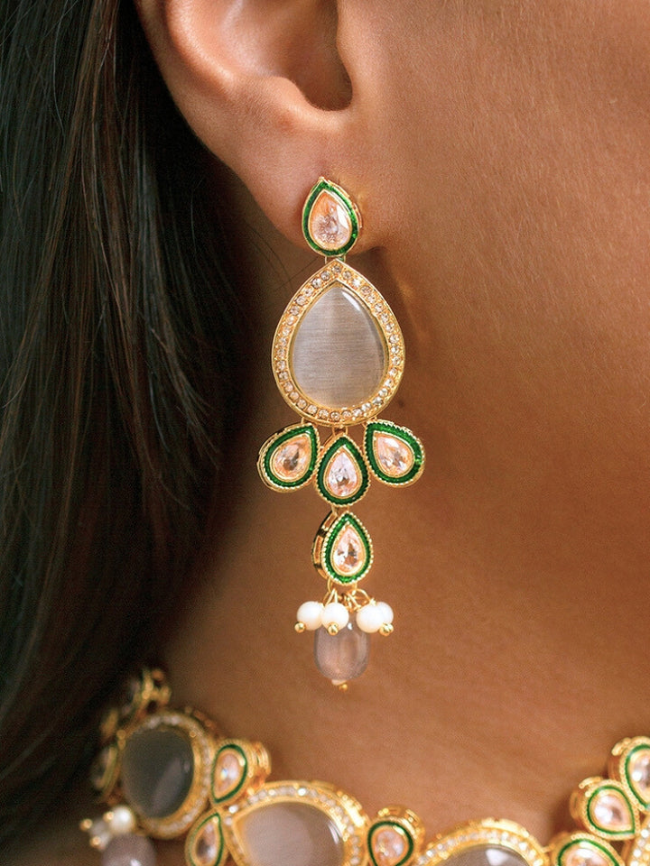 Close-up of a woman wearing an ornate traditional Grey Choker jewellery set and earrings and maangtikka with Kundan, Monalisa Stone, American Diamonds, Beads and Reverse American Diamonds and tumble stones. A graceful woman wearing a trending Colored Stone necklace for a 2026 wedding celebration. Elegant wedding jewelry look featuring a premium artificial Colored Stone necklace.
