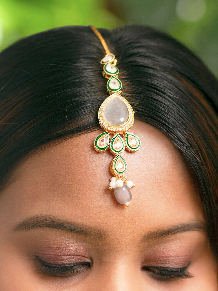 Close-up of a woman wearing an ornate traditional Grey Choker jewellery set and earrings and maangtikka with Kundan, Monalisa Stone, American Diamonds, Beads and Reverse American Diamonds and tumble stones. A graceful woman wearing a trending Colored Stone necklace for a 2026 wedding celebration. Elegant wedding jewelry look featuring a premium artificial Colored Stone necklace.
