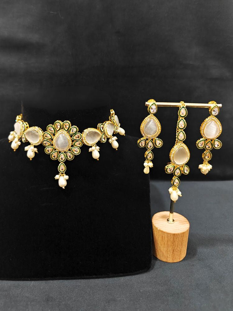 Close-up of an ornate traditional Grey Choker jewellery set and earrings and maangtikka with Kundan, Monalisa Stone, American Diamonds, Beads and Reverse American Diamonds and tumble stones. A graceful woman wearing a trending Colored Stone necklace for a 2026 wedding celebration. Elegant wedding jewelry look featuring a premium artificial Colored Stone necklace.
