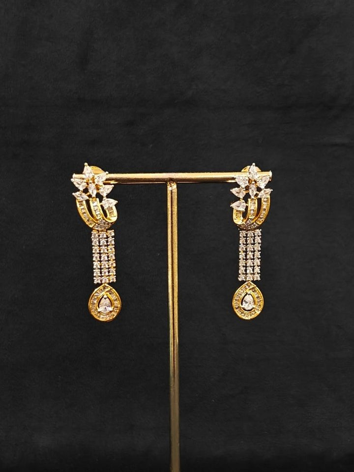 Close-up of an ornate Western (Dual Tone) Gold & Silver Collar jewellery set and earrings with American Diamond. Party wear outfit completed with a lightweight American diamond necklace. Close-up of a cocktail party look featuring a premium American diamond necklace.