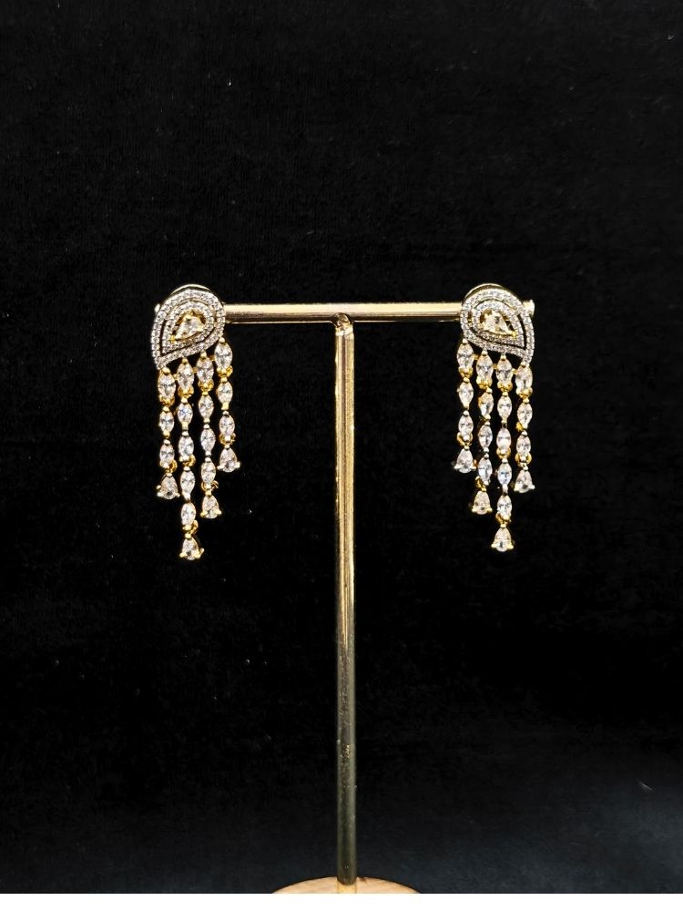 Close-up of an ornate Western (Dual Tone) Gold & Silver Collar jewellery set and earrings with American Diamond. Party wear outfit completed with a lightweight American diamond necklace. Close-up of a cocktail party look featuring a premium American diamond necklace.