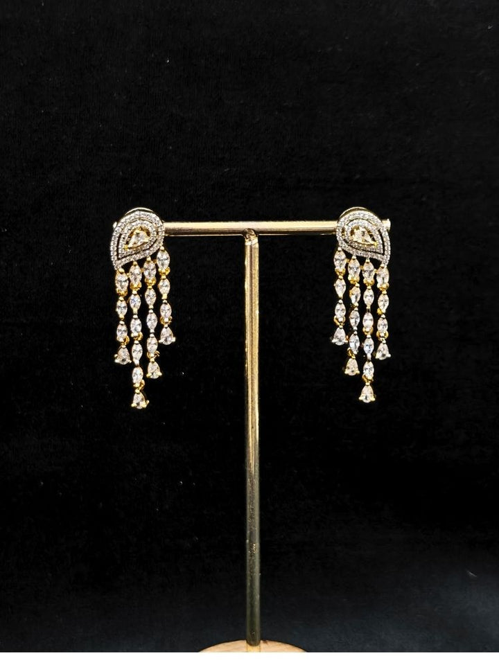 Close-up of an ornate Western (Dual Tone) Gold & Silver Collar jewellery set and earrings with American Diamond. Party wear outfit completed with a lightweight American diamond necklace. Close-up of a cocktail party look featuring a premium American diamond necklace.