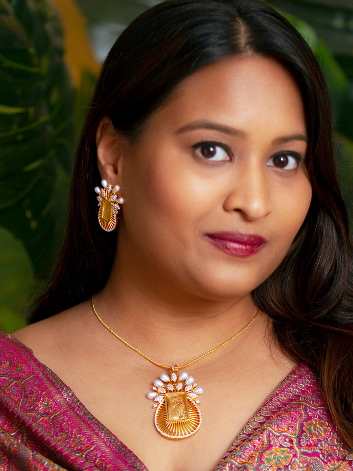 Mona Ginni Pendant Set