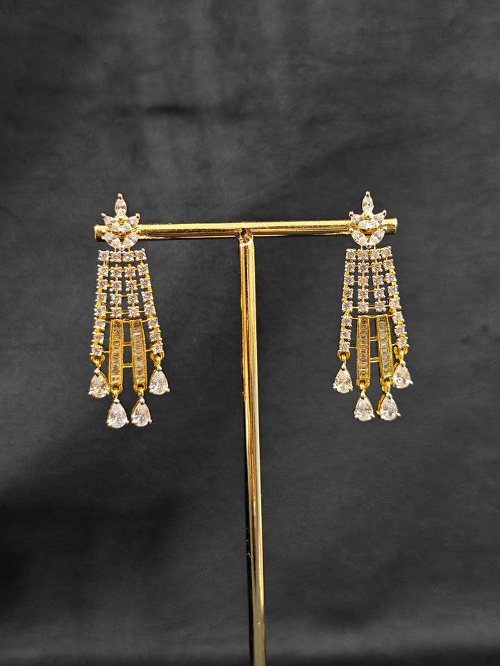 Close-up of an ornate Western gold Diamond Collar jewellery set and earrings with American Diamond. Close-up of a cocktail party look featuring a premium American diamond necklace. Perfect Necklace Set for Party wear.