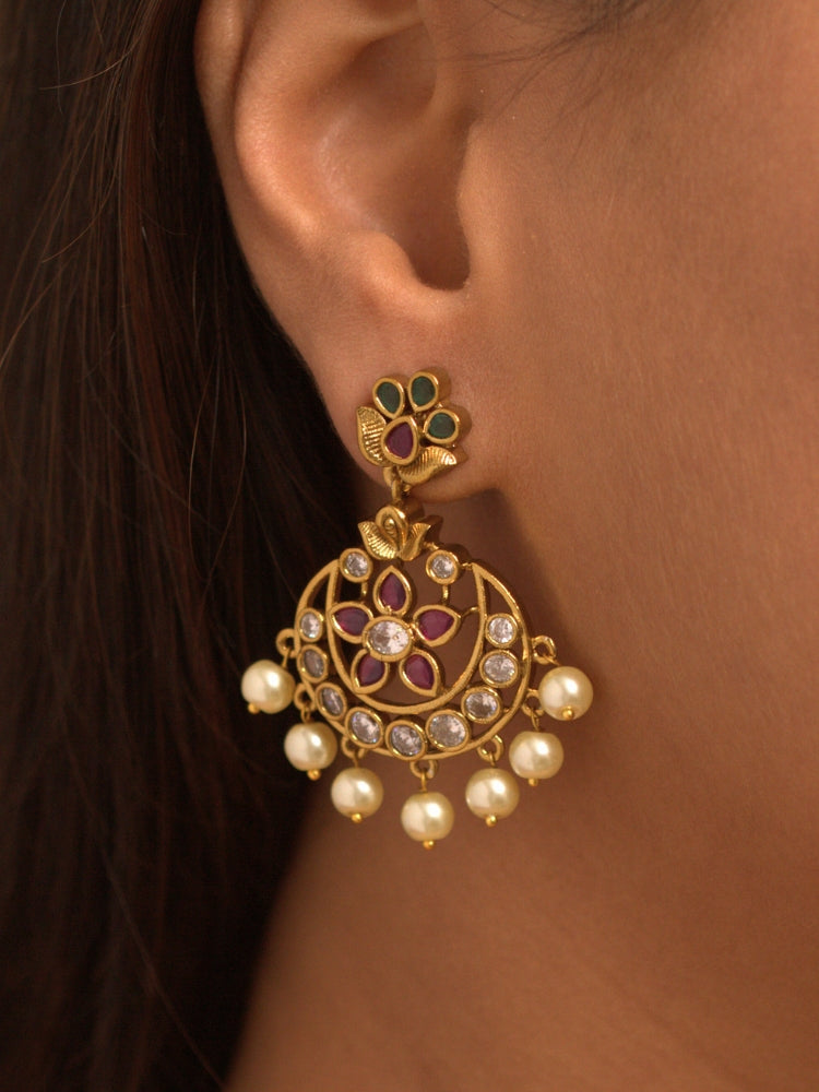 Close-up of a women wearing an ornate traditional (Gold Polish) Hasli Collar Jewellery Set and Earrings with American Diamond, Colored Stones and Pearls. Woman wearing lightweight artificial American Diamond Hasli jewelry for long wedding functions. Woman wearing Hasli American Diamond artificial jewelry for a grand celebration.