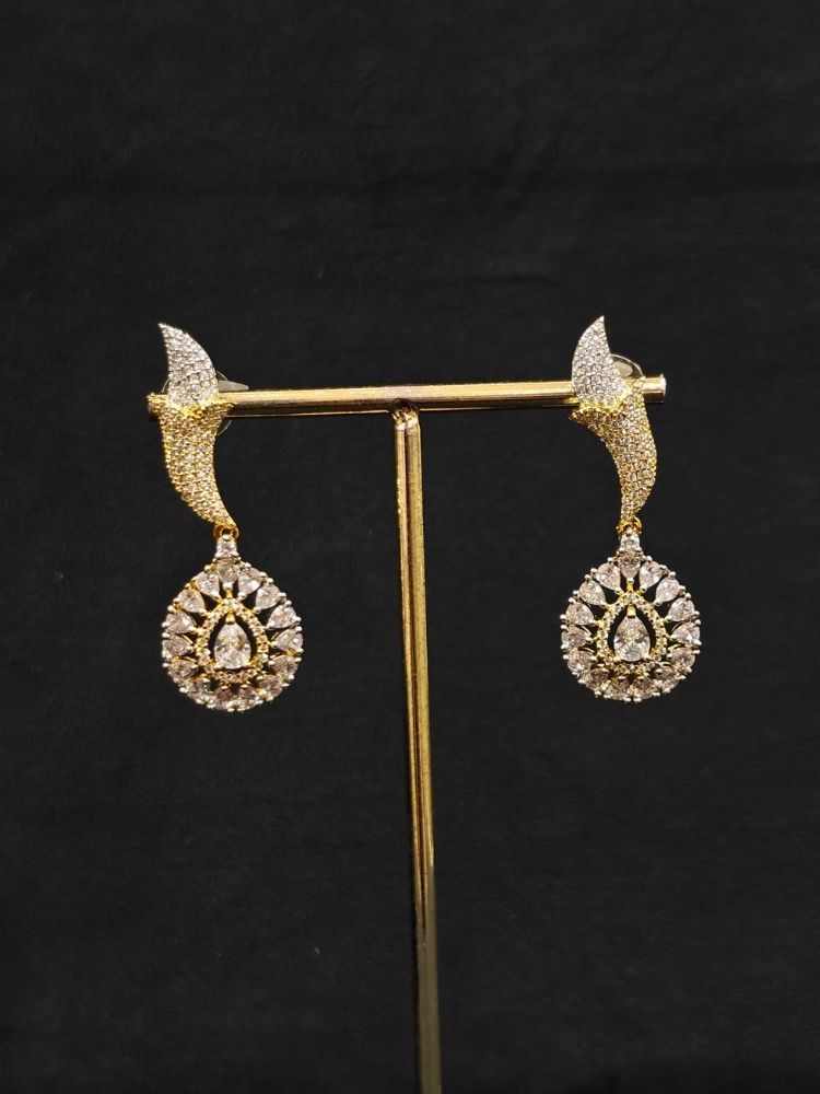 Close-up of an ornate Western (Dual Tone) Gold & Silver Collar jewellery set and earrings with American Diamond. Party wear outfit completed with a lightweight American diamond necklace. Close-up of a cocktail party look featuring a premium American diamond necklace.