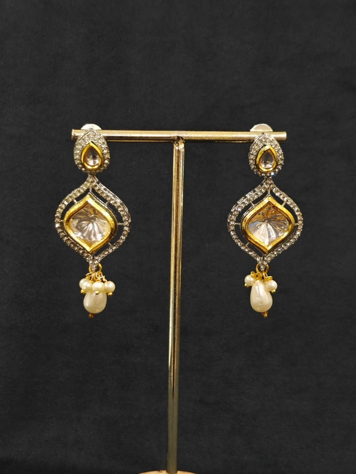 Close-up of an ornate traditional White Kundan Collar jewellery set and earrings with Moissanite Stones, American Diamonds, Pearls and Kundan. Reception party outfit paired with a luxury Kundan imitation jewelry set. Wedding celebration look enhanced with a statement Kundan necklace.
