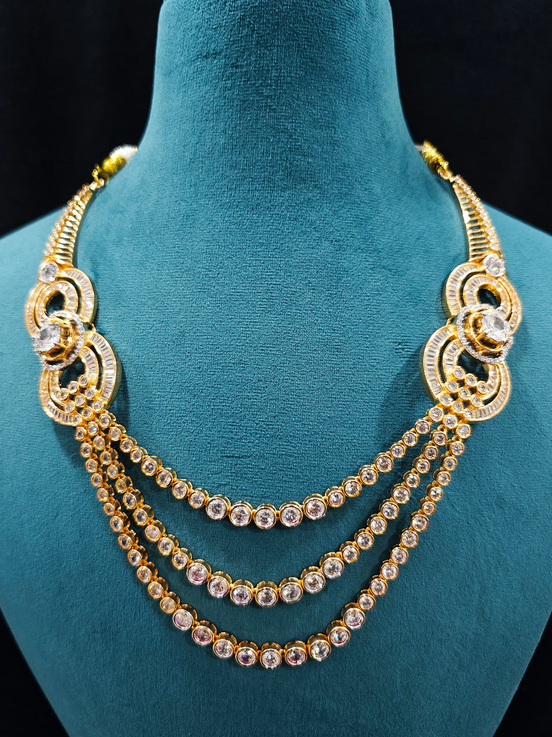 Close-up of an ornate Indo-Western jewellery set and earrings with American Diamond . Elegant Party look with a high-quality imitation American diamond necklace set. A graceful woman wearing a trending American diamond necklace for a 2026 wedding celebration.