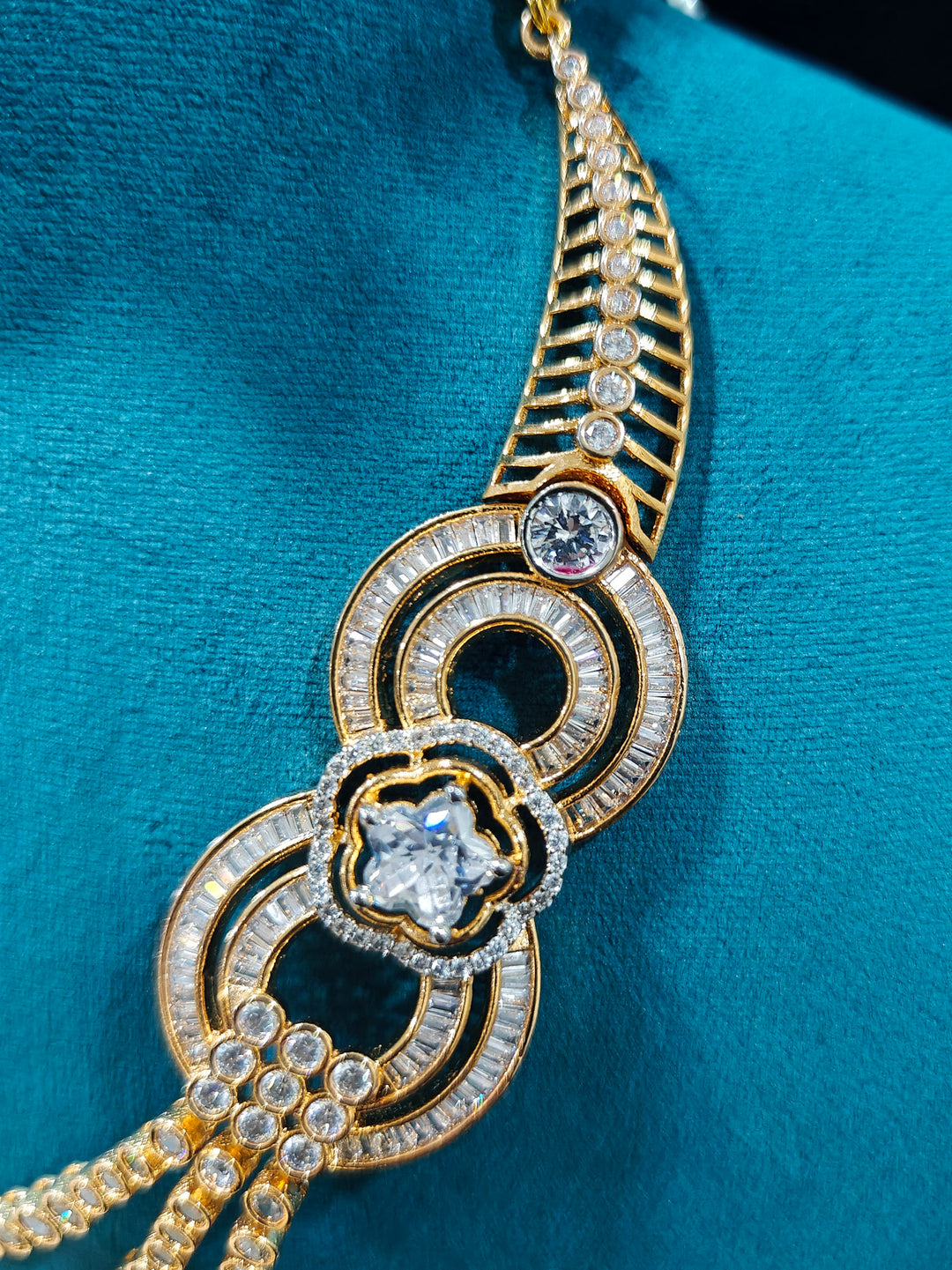 Close-up of an ornate Indo-Western jewellery set and earrings with American Diamond . Elegant Party look with a high-quality imitation American diamond necklace set. A graceful woman wearing a trending American diamond necklace for a 2026 wedding celebration.