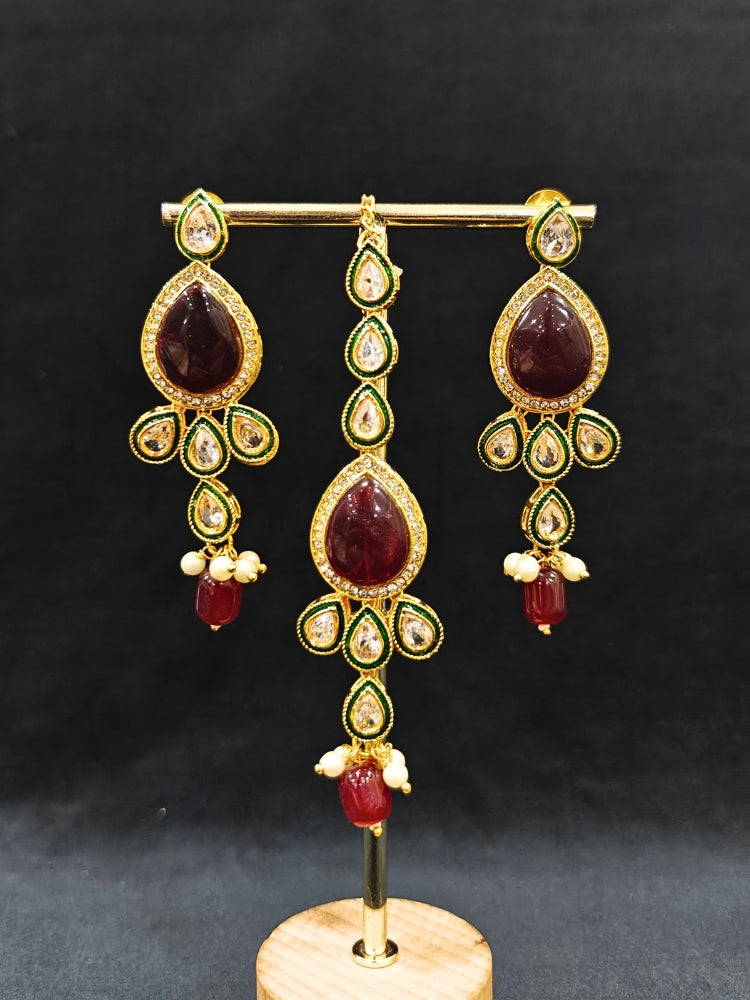 Close-up of an ornate traditional Multi-Color Choker jewellery set and earrings and maangtikka with Kundan, Monalisa Stone, American Diamonds, Beads and Reverse American Diamonds and tumble stones. A graceful woman wearing a trending Colored Stone necklace for a 2026 wedding celebration. Elegant wedding jewelry look featuring a premium artificial Colored Stone necklace.
