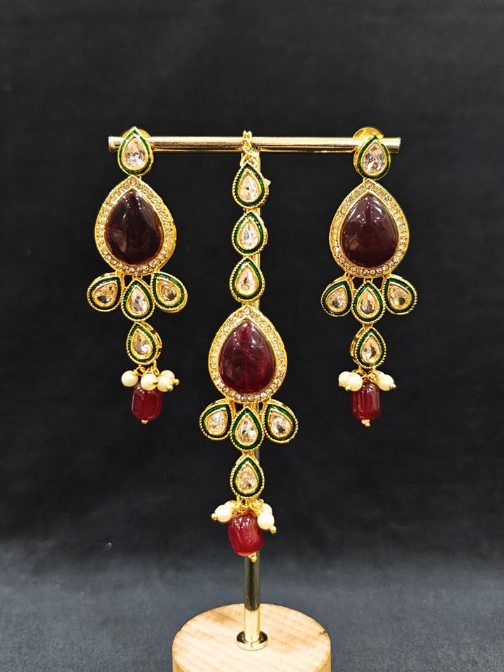 Close-up of an ornate traditional Multi-Color Choker jewellery set and earrings and maangtikka with Kundan, Monalisa Stone, American Diamonds, Beads and Reverse American Diamonds and tumble stones. A graceful woman wearing a trending Colored Stone necklace for a 2026 wedding celebration. Elegant wedding jewelry look featuring a premium artificial Colored Stone necklace.