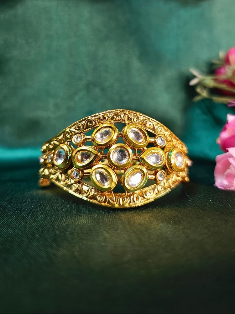 Close-up of an ornate traditional (Gold Polish) Bracelet with Kundan. Close-up of a high-quality imitation Kundan bracelet for festive wear. Wedding guest wearing a minimal artificial Kundan bracelet. Perfect for Wedding function and Festive.