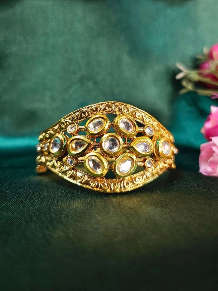 Close-up of an ornate traditional (Gold Polish) Bracelet with Kundan. Close-up of a high-quality imitation Kundan bracelet for festive wear. Wedding guest wearing a minimal artificial Kundan bracelet. Perfect for Wedding function and Festive.